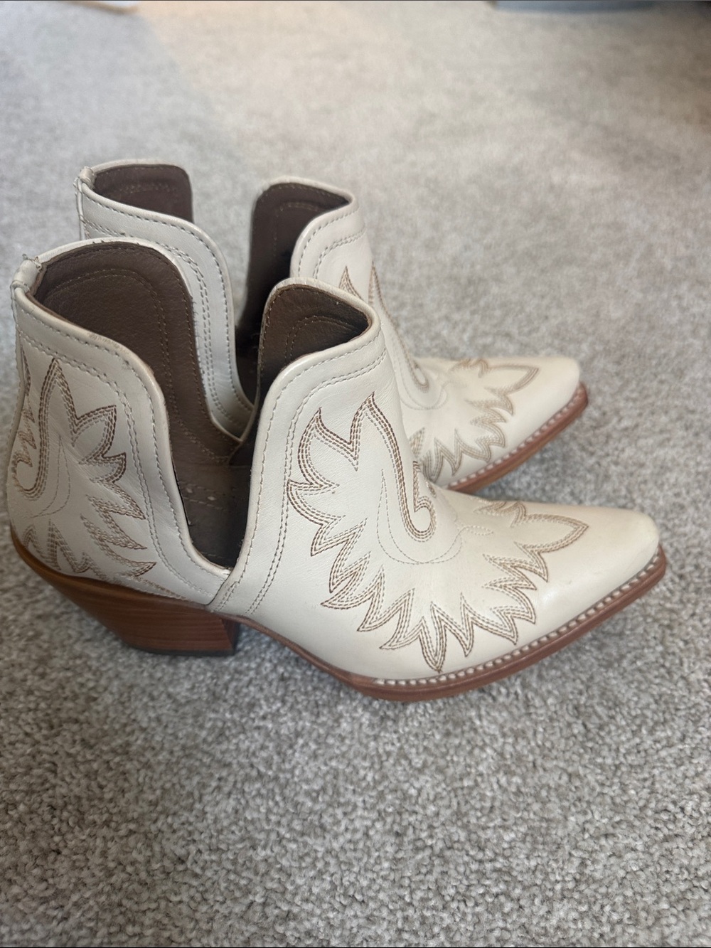 Women’s Cream Western-Style Leather Ankle Boots - Picture 3 of 7